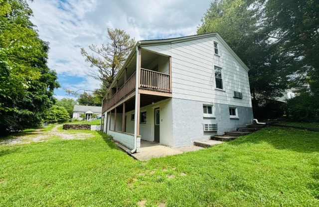 3 Bedroom 1 Bath Duplex - 821 Montgomery Street, Blacksburg, VA 24060