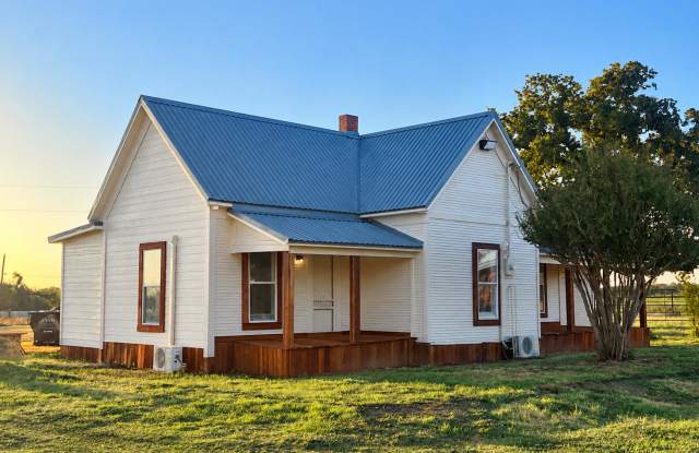 Turn Outs - Pipe Fence - HORSES WELCOME- DARLING FARMHOUSE Gallery 4