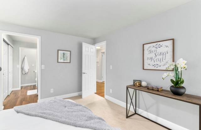 2bd/1.75ba Kirkland Condo Gallery 4
