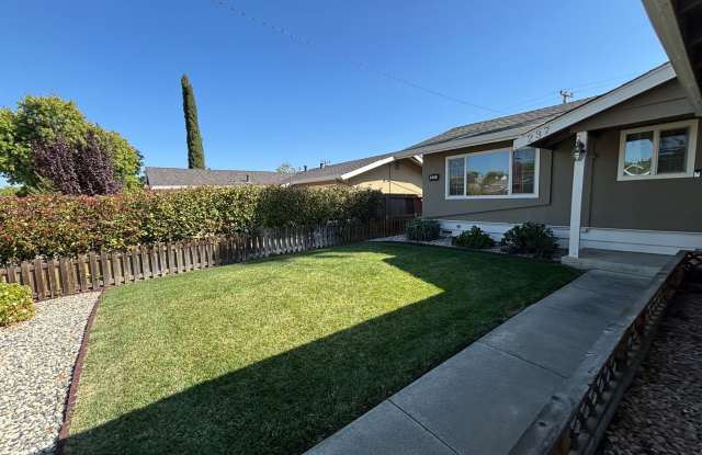Charming 3BR/1BA in Vacaville – Beautifully Maintained with Lush Yards & Bonus Shed! Gallery 4