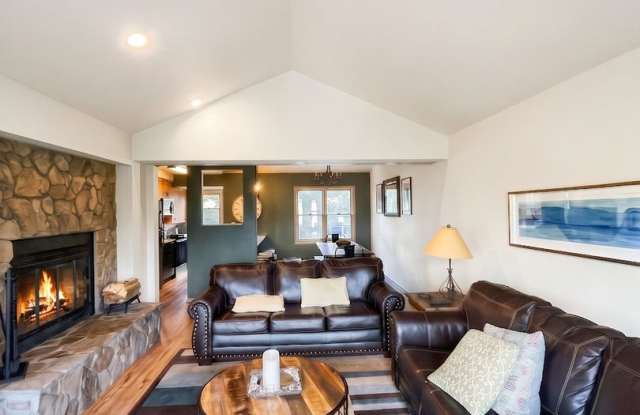 Furnished 3-Bedroom, 3-Bath Townhome in Breckenridge – Winter Seasonal Rental – Garage, Fireplace & Mountain Charm! Gallery 4