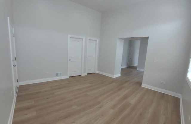 2458 S Sawyer Avenue Gallery 3