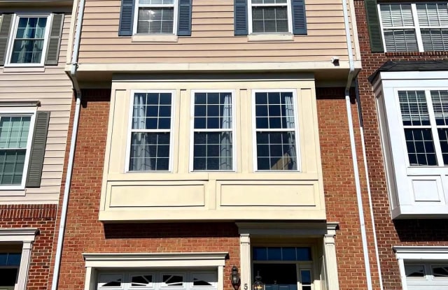 526 MCARTHUR TERRACE NE - 526 Mcarthur Terrace Northeast, Leesburg, VA 20176