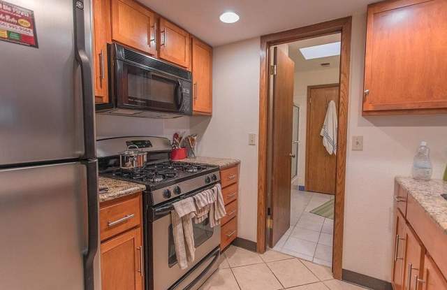 Spacious & Stylish 2-Bedroom + Loft in Prime Boulder Location! Available September 3! Gallery 4