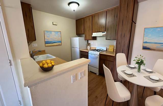 Modern Top-Floor Corner Condo with Pool  Jacuzzi in Alamo Villas - 4545 Alamo Street, Simi Valley, CA 93063