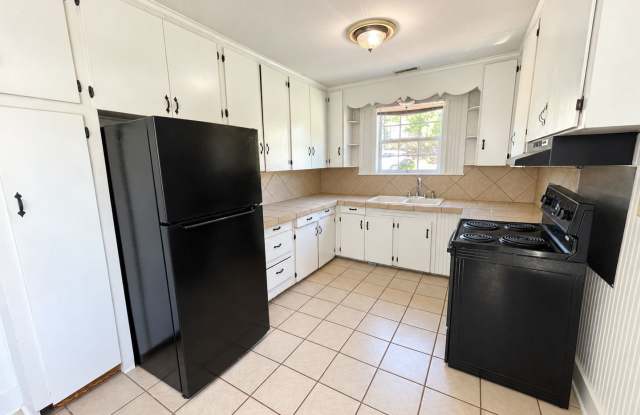 3 Bedroom Walkable to Campus Pre-Leasing for August 9 2027! Gallery 4