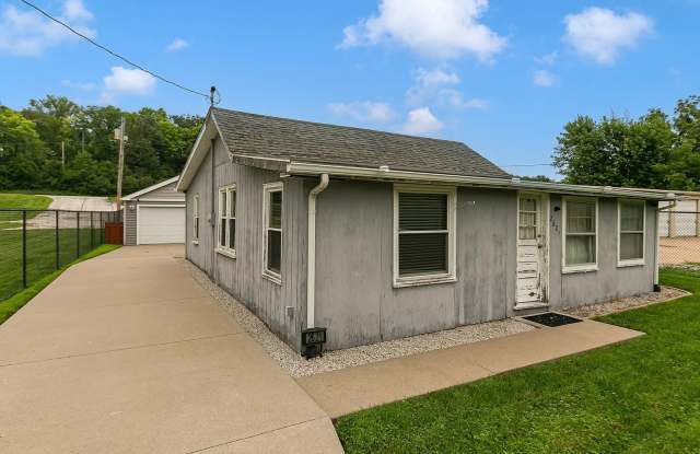 3-Bedroom Home with Detached Garage in Rock Island Gallery 4