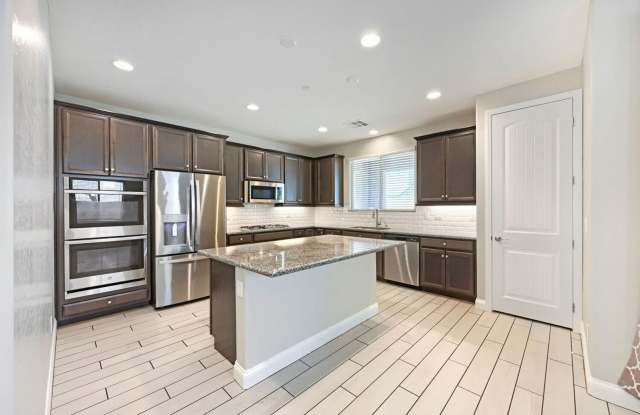 Luxury Cadence Living! Spacious 5-Bedroom Home with Loft & Resort-Style Amenities in Henderson! Gallery 3