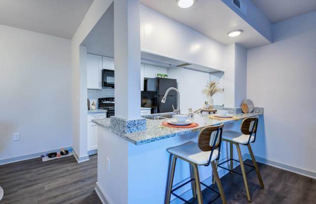 L'Estancia Apartment Homes Gallery 2