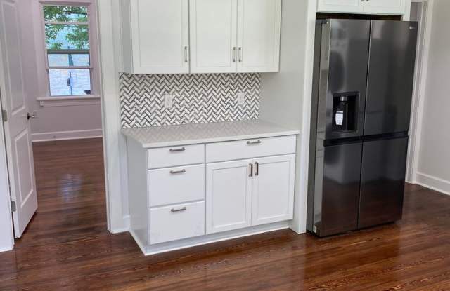 UT PRE-LEASE: 4 bed / 2 bath FULL REMODEL! West Campus fourplex unit. Walk to UT, entertainment, restaurants, and more. Gallery 4