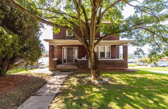 729 Mclance - Large 6 Bedroom Home Gallery 3