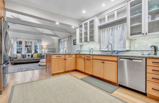 FULLY FURNISHED 4BR/1.5BA - Single family home in Portland photos photos