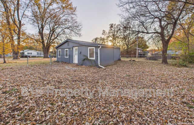 126 S Village St - 126 South Village Terrace, Tonganoxie, KS 66086