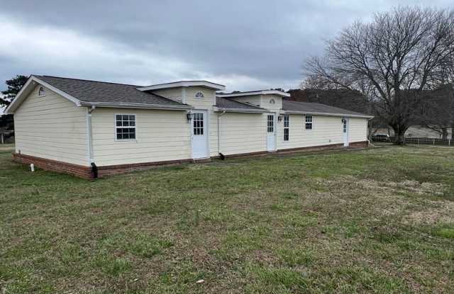 2 bedroom/3 baths Fresh Clean and Full of Charm Gallery 3