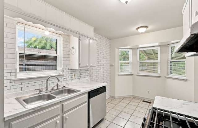 3 Bed | 1.5 Bath in Collinsville! Gallery 3
