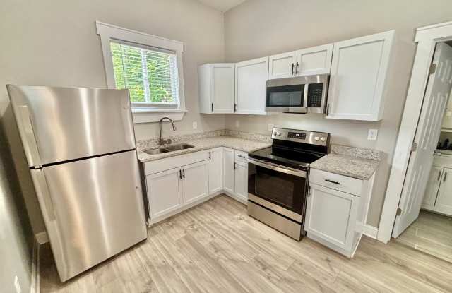 CUTE! 513 S 24th Street - 2 Bedroom House, Fenced Yard, Off-Street Parking, Pets OKAY! Gallery 3