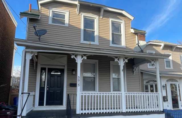 4 Bedroom! Freestanding House, Fully Renovated! Gallery 1