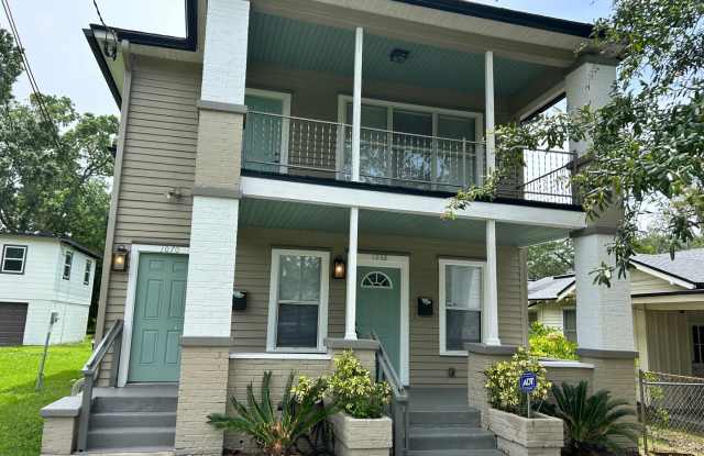 2/2 2nd Floor w/ Balcony Unit in Murray Hill! photos photos