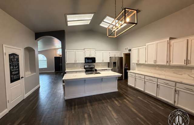 Spacious 5 Bed/3 Bath NW Bakersfield Home w/ Solar, Pool & Security Deposit Alternative Option Gallery 4