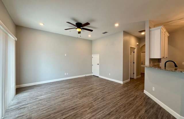 Lake View Living! Beautiful 2-Bedroom Townhome in Winter Haven Gallery 4