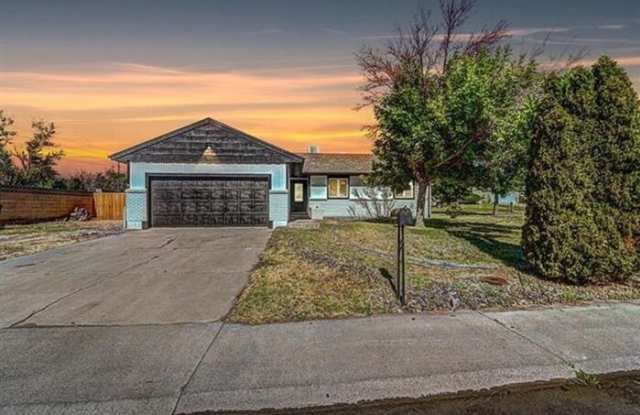 601 West Indian Creek Drive Gallery 1