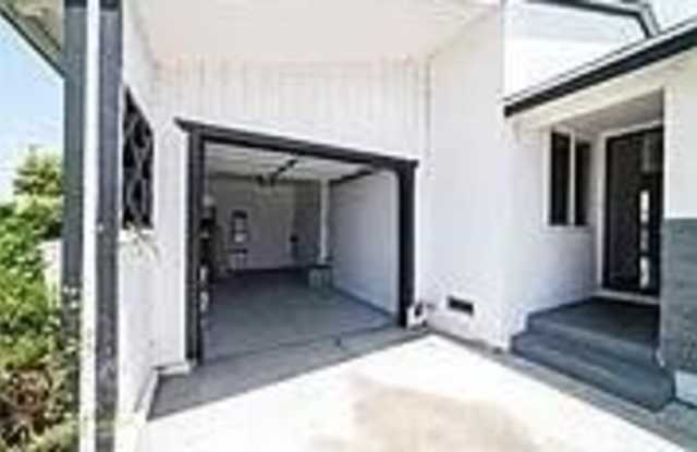 18826 Van Ness Avenue Gallery 3