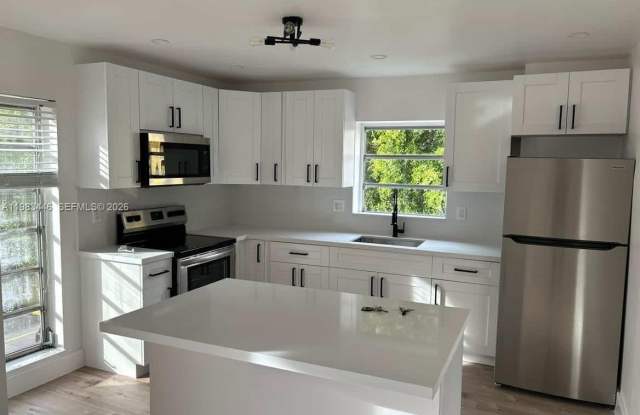 4725 NW 7th St photos photos