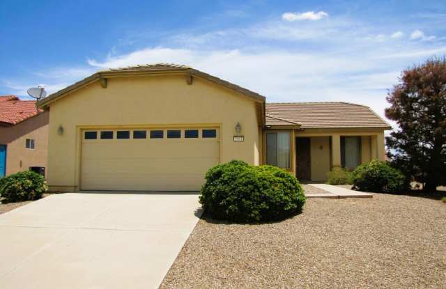 3BR + den/2BA/2CG/1800sq.ft. corner lot in Coronado Crossings in Sierra Vista, AZ - 2561 Sweet Grass Drive, Sierra Vista, AZ 85635