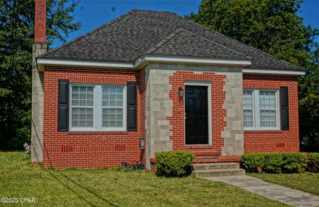 Beautiful 3/1 with Hardwood Floors in Marianna photos photos