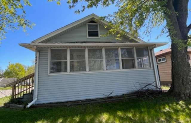 3 bedroom 1 bath house in Rock Island - 432 18th Avenue, Rock Island, IL 61201