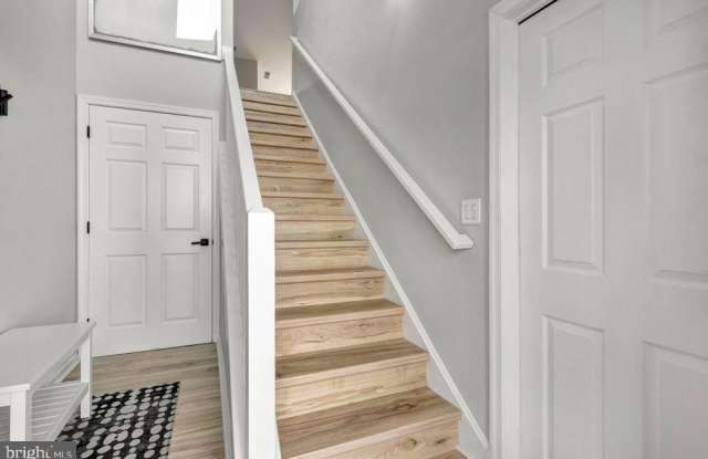297 LAKESIDE Drive Gallery 4