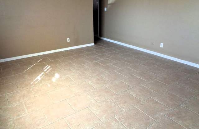 Nice Single Level Northeast Duplex With Refrigerated Air Located In Quiet Neighborhood Gallery 3