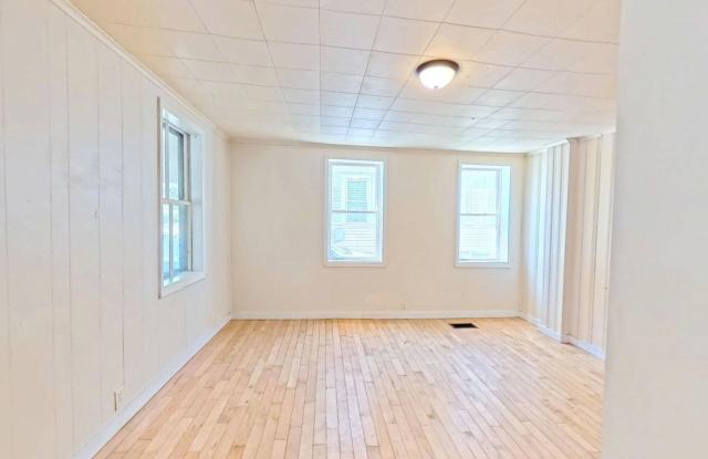 4-Bed Farmhouse Minutes from UVM Campus (30 Chase St) Gallery 4