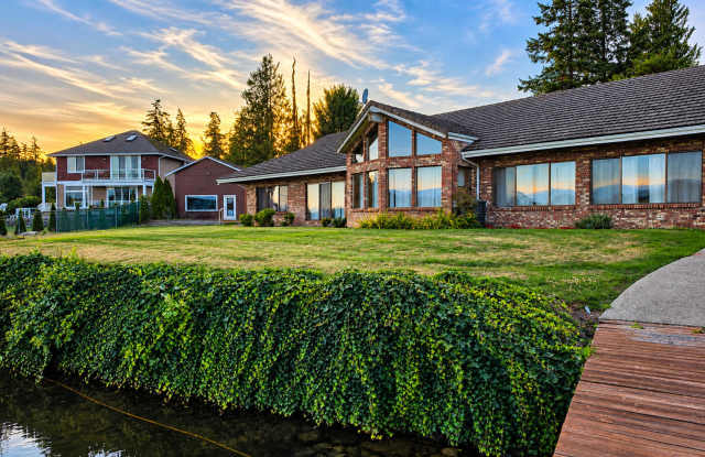 Lake Goodwin Waterfront Living - Spacious Home with Stunning Views! Gallery 4