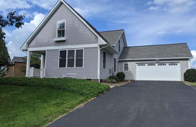 Fenced Yard with 2 Car Garage! 3 Bedroom, 2 Bath House photos photos