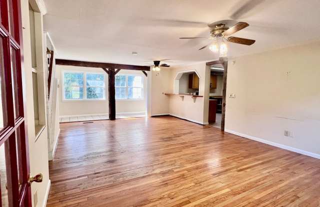 112 CHERRY LN l 6 BED, 3 BATH Gallery 4