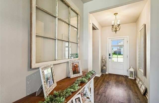 664 LAKESHORE VILLAGE Drive Gallery 3