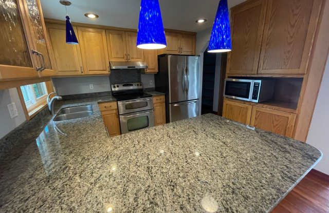 Fantastic and Spacious 3 Bedroom Home Close to the Beach! Gallery 3