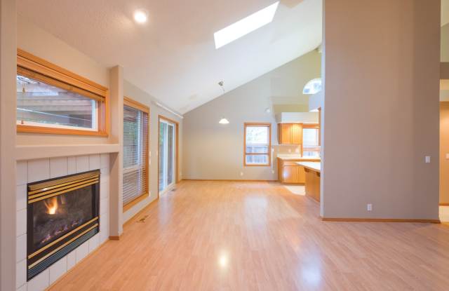 Single Level Home in Hillsboro with Fenced in Yard! Gallery 4