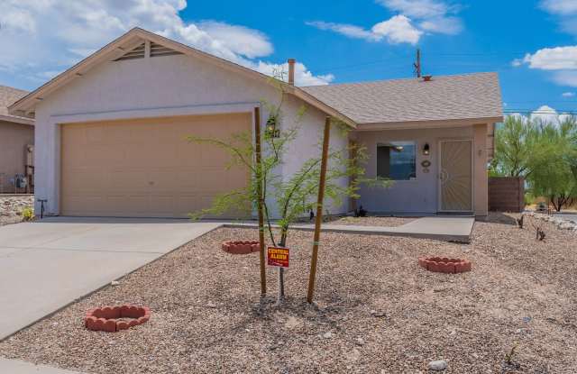Modern East Tucson Sanctuary: 3BR with Wood Floors & Private Fenced Yard photos photos