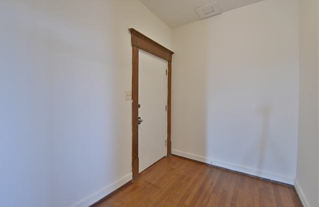 209 West Fifth Avenue Gallery 4