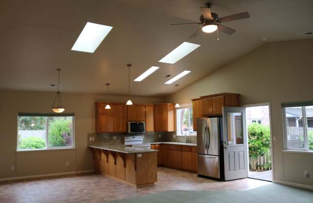 Gorgeous, spacious 3/2.5 with garage and office - 3260 Tremont Street, Myrtletown, CA 95501