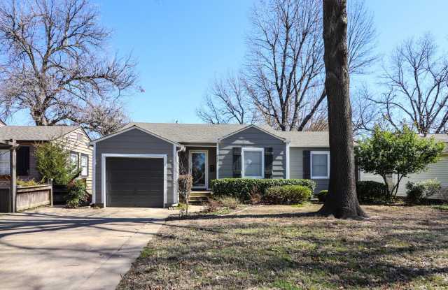 Cozy Bungalow in Brookside area, close to shopping for grocery, coffee shops, restaurants and much more. photos photos