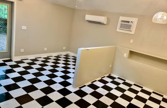 1511 Unit A W. 30th Street Gallery 4