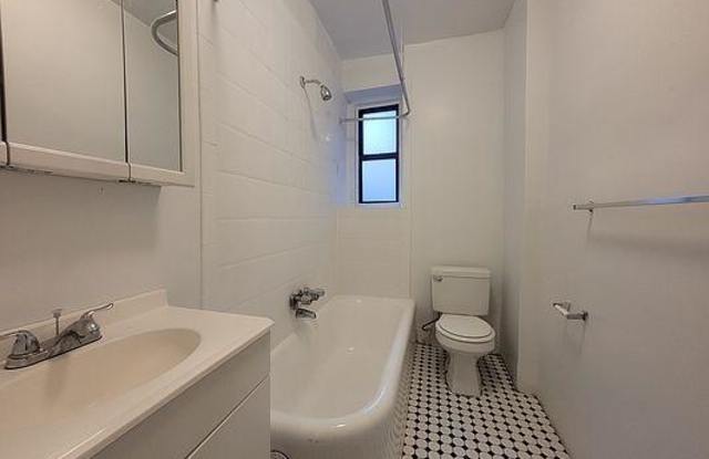 2585 Grand Concourse Gallery 3
