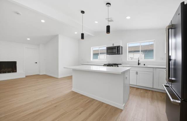 PRIVATE POOL!! Newly Renovated 6 Bed 3 Bath House On Gary! Gallery 4