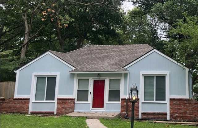 Spacious 3-Bed, 2-Bath Home in KCK photos photos