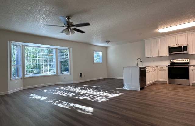 BRIGHT, CLEAN w/SECURED ENTRY! CONDO IN DOWNTOWN GRESHAM! Gallery 3