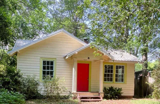 Adorable 2 bed 1 bath cottage with large yard and lots of privacy photos photos