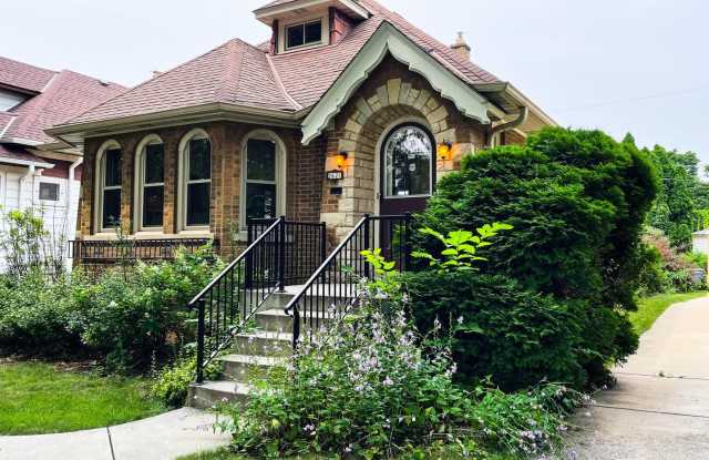 Beautiful  2 Bedroom + Den(3rd bedroom) Bungalow in Wauwatosa photos photos